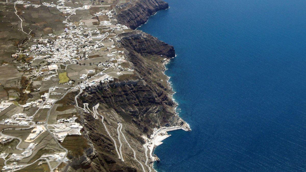 Santorini’de ‘Şeytani Tüneller’ Skandalı: Deprem tehlikesi ve imar kaosu